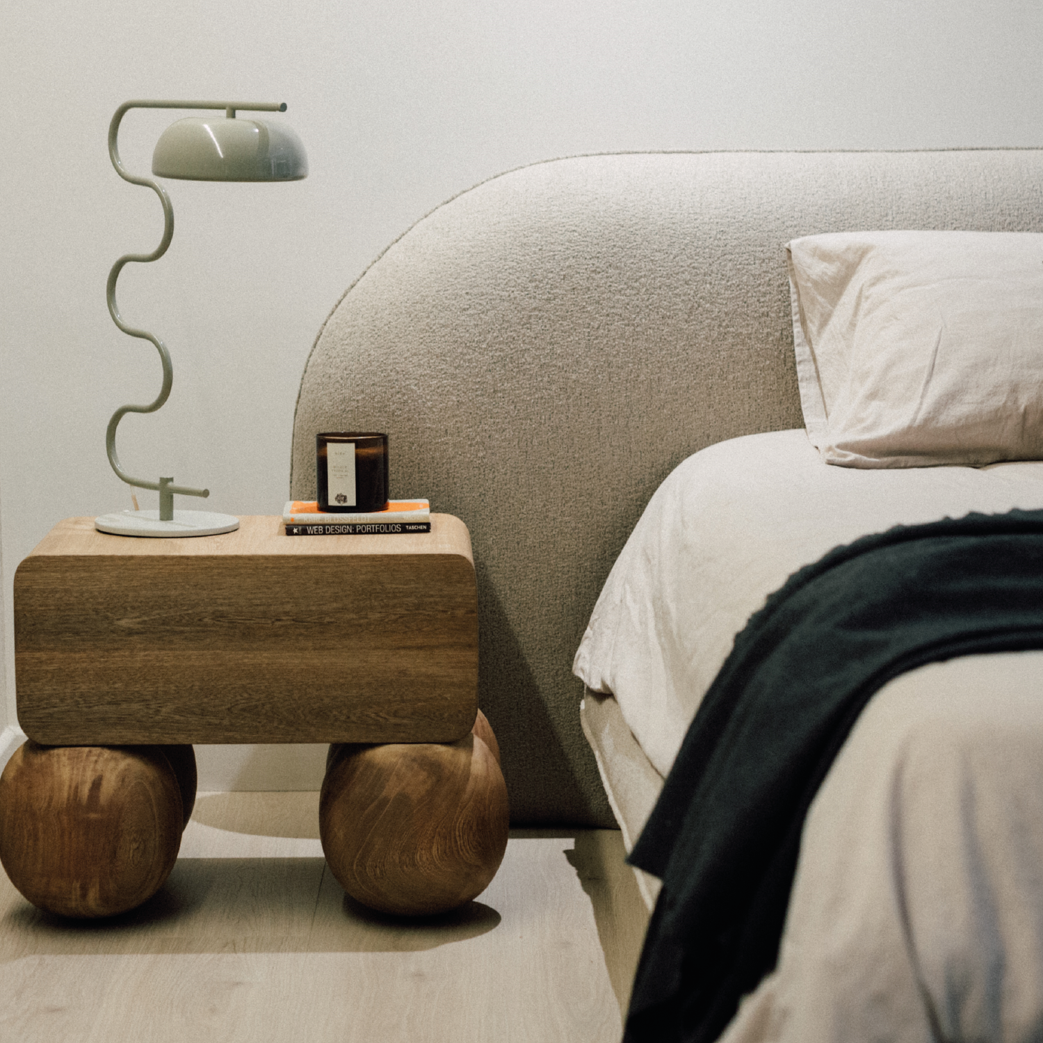 Horus king bed
