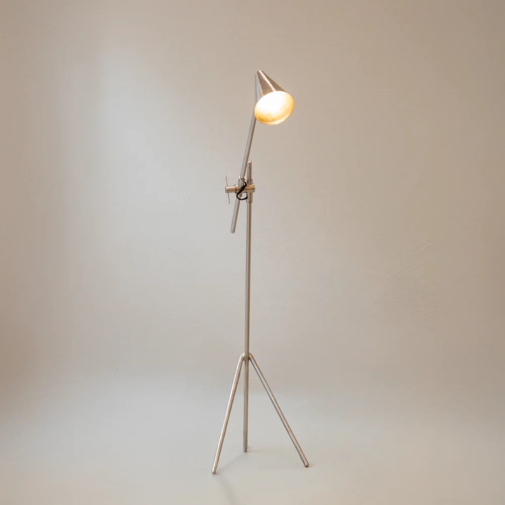 Tripode floor lamp
